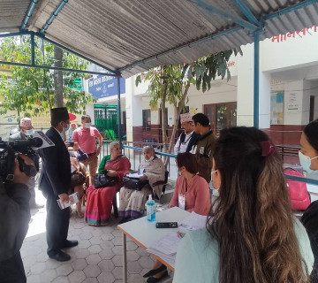 पूर्वप्रधानन्यायाधीश कार्कीसहितको पर्यवेक्षक टिमले गर्‍यो मतदान केन्द्रको निरीक्षण 